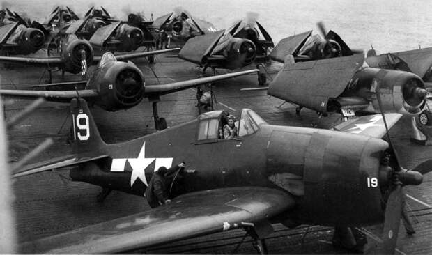 Эскадрилья палубных истребителей Grumman F6F Hellcat.