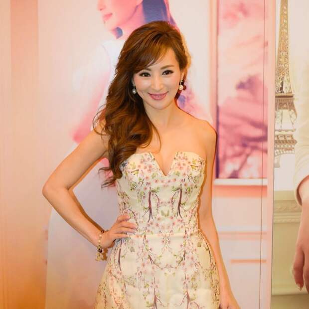 this-50-year-old-model-proves-that-you-can-stop-time-artnaz-com-6
