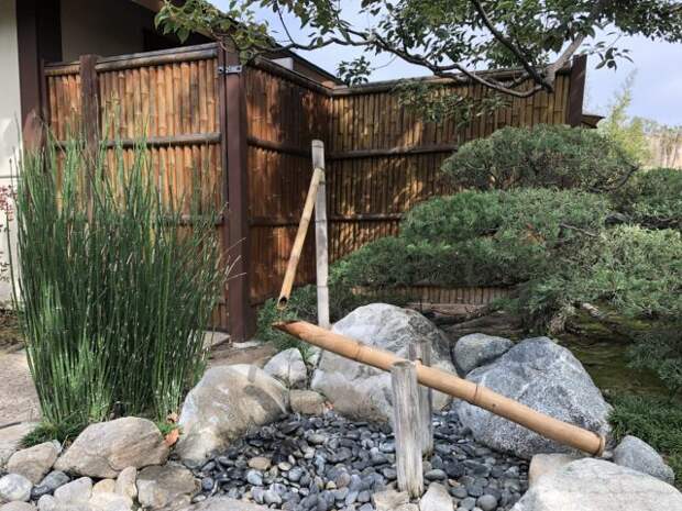 Сикаодоси – это устройство из двух бамбуковых трубочек: какэхи – трубочки-качалки с косым срезом, по которой течет вода, и вертикальной стойки