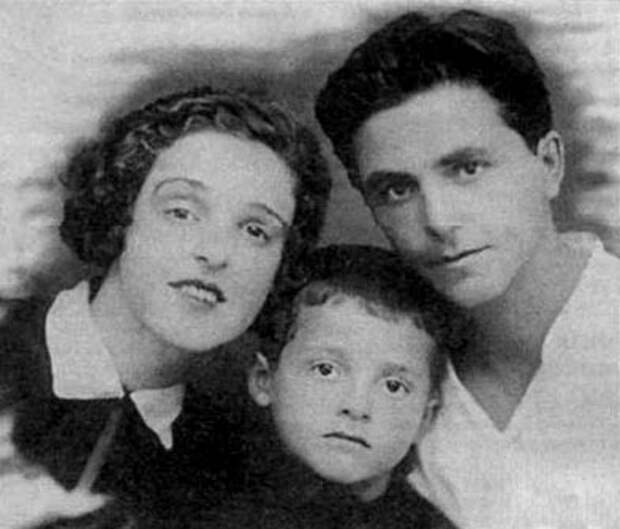 Миша Танхилевич родителями Мариной Пантелеевной и Исааком Самойловичем, конец 1920-х.