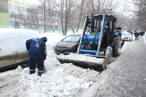 Оставленные вдоль дорог автомобили замедляют уборку снега/Роман Балаев