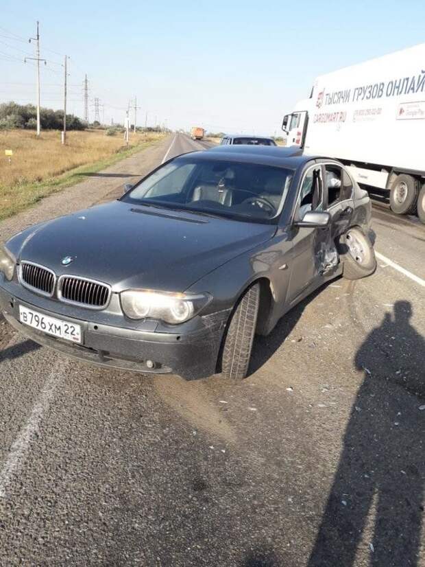 В Алтайском крае маленькие дети угнали у родителей BMW и попали в ДТП
