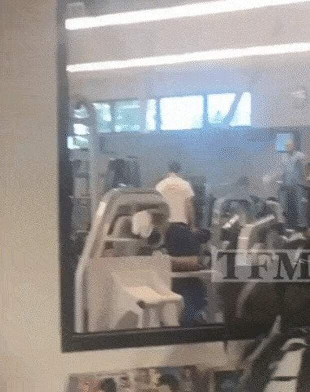 Перед рок-концертом gif, прикол, смех, спорт, спортзал, тренажерный зал, юмор