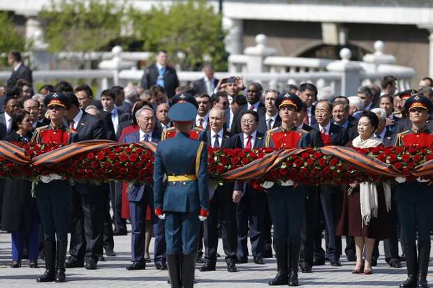 9 мая после торжественного Парада в честь 70-летия Победы мировые политики и лидеры иностранных государств возложили венки к Могиле Неизвестного Солдата