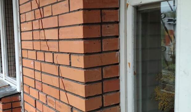 «Как в фильме ужасов»: дом в Петрозаводске может рухнуть из-за проблем с ливневкой
