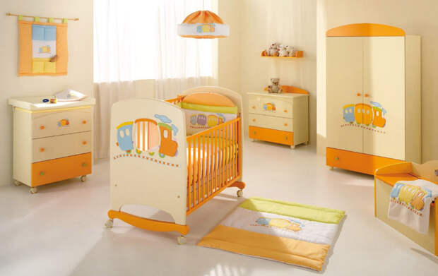 Детская комната для младенцев отличается от комнат для детей старших возрастных категории цветовой гаммой, мебелью, акцентом на естественном освещении