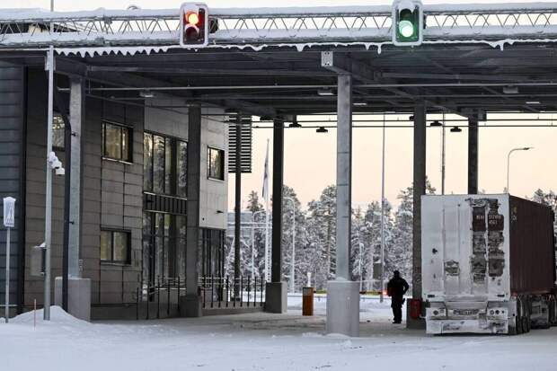 На границе у россиян отбирают еду и штрафуют за «чистые» смартфоны