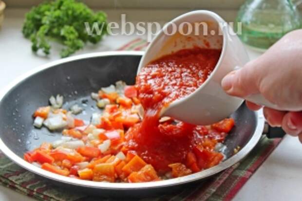 Влить томатное пюре и готовить ещё вместе минут 7 до загустения.