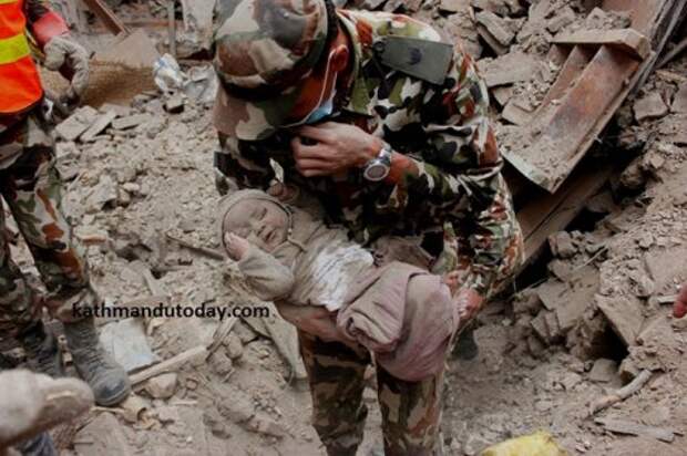 Чудом выживший 4-месячный непальский малыш 22 часа провёл под завалами разрушенного дома (8 фото)