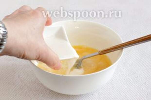 Добавить молоко и всё слегка смешать. Ничего не взбивать.