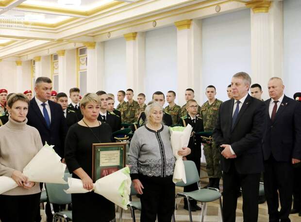 Родным погибшего в СВО брянского пограничника передали орден Мужества