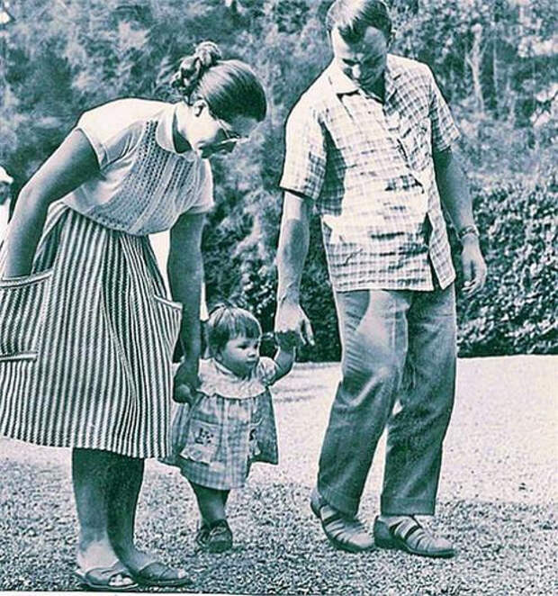 Гагарин с семьей на прогулке