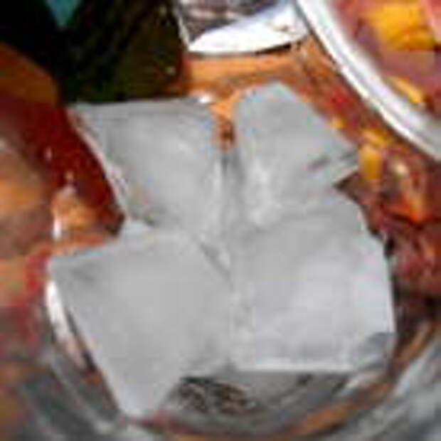 А не хватает,конечно,льда! Отмеряем стакан кубиков из льда...