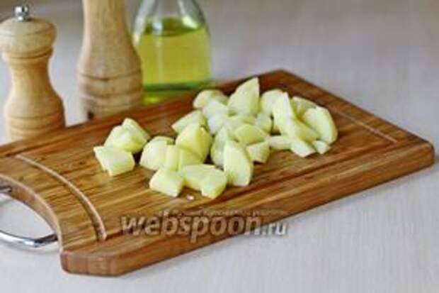 Картофель нарезать кубиком.