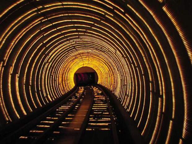 Радужный тоннель шанхайского метро