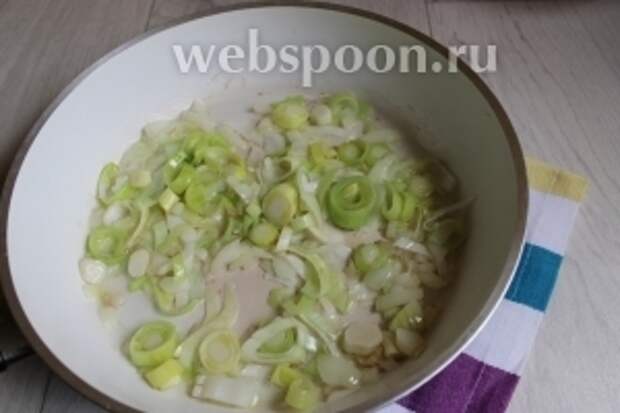 Обжариваем лук на масле.