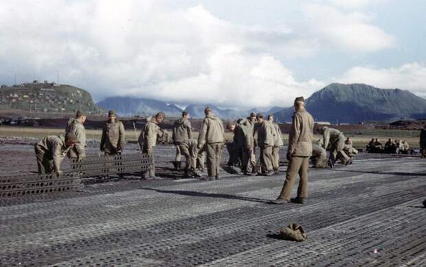 Американские солдаты укладывают временное аэродромное покрытие для полевого аэродрома Великая отечественая война, архивные фотографии, вторая мировая война