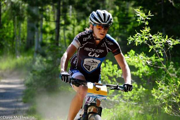 Amy Beisel (Ridebiker Alliance) сделанный им крупный подъем с Грантом и Нэшем (фото: Dave McElwaine)