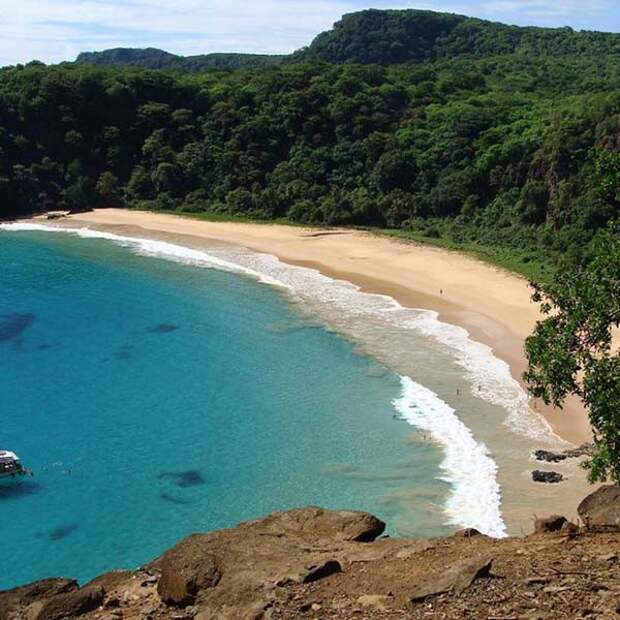 4. Удивительно красивый пляж Санчо на острове Фернанду-ди-Норонья, Бразилия страны, факты