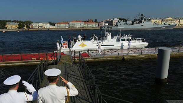 Президентский катер в акватории Невы перед началом главного военно-морского парада в честь Дня Военно-Морского Флота России в Санкт-Петербурге
