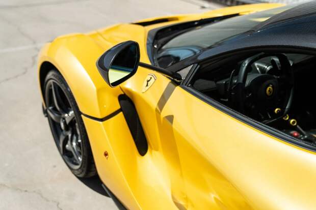 Ferrari LaFerrari, окрашенный уникальной краской Giallo Triplo Strato