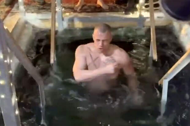 112: рэпер Macan отметил крещенские купания с сослуживцами