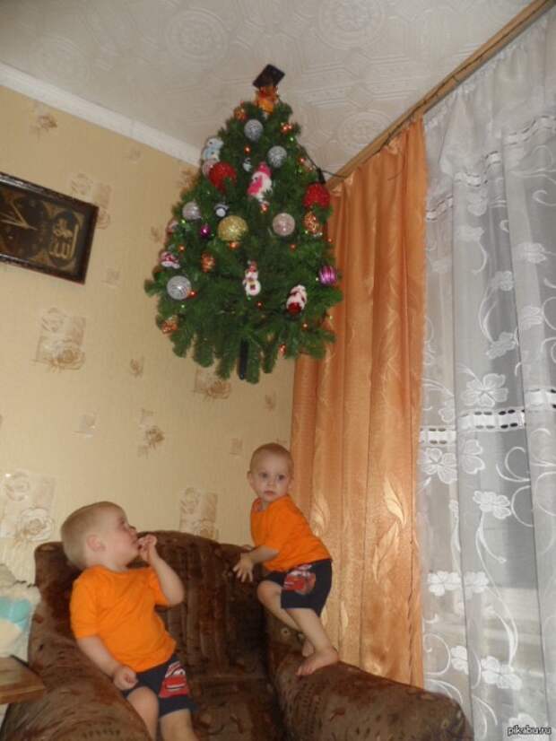 Знакомо до боли всем родителям! Вот как празднуют Новый год с маленькими детьми. Знакомо до боли всем родителям! Вот как празднуют Новый год с маленькими детьми.