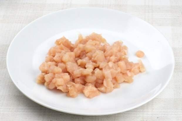 Куриное филе хорошо помыть и так же порезать кубиками.