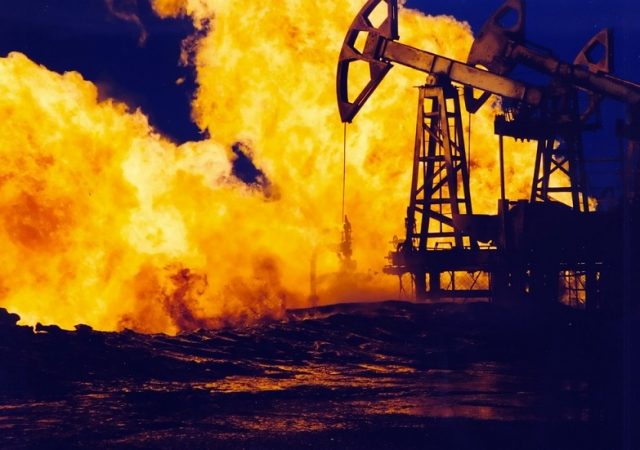 Нефть горит
