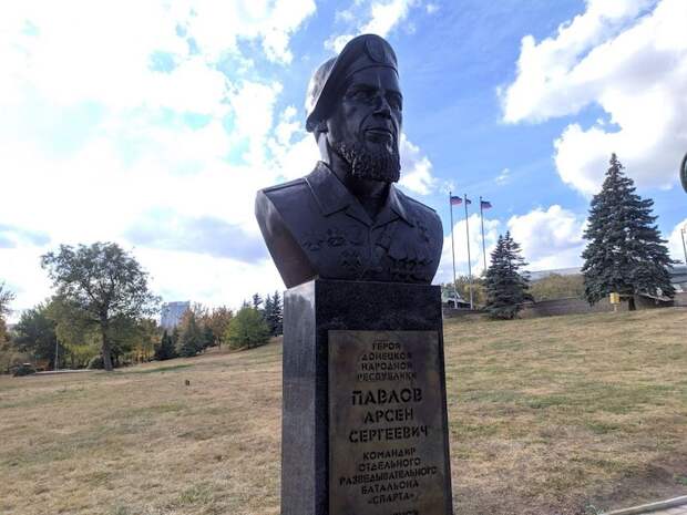Памятник легендарному Мотороле открыт в центре Донецка Памятник легендарному Мотороле открыт в центре Донецка
