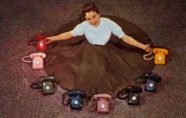 Рекламная открытка телефонной компании «Illinois Bell», предлагающая широкий выбор цветовой гаммы для телефонов.