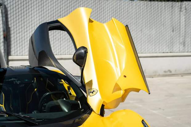 Ferrari LaFerrari, окрашенный уникальной краской Giallo Triplo Strato
