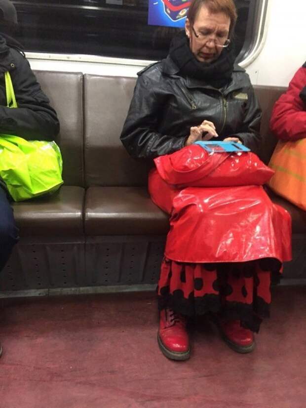 женщина в красной юбке