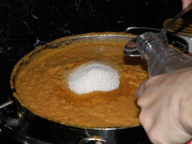 За 20 минут до готовности добавить соль, сахар, уксус. пошаговое фото этапа приготовления баклажанной икры