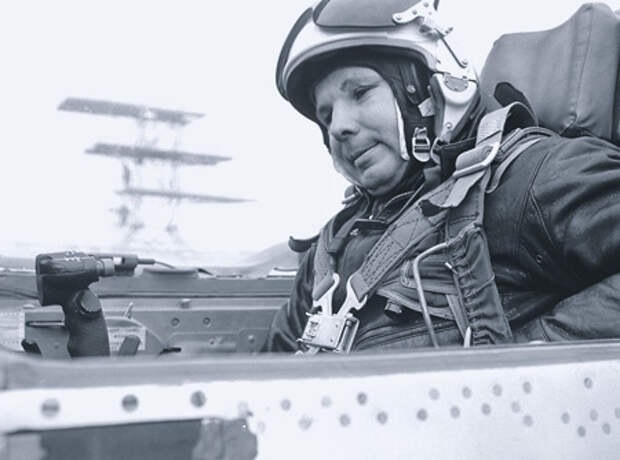 Юрий Алексеевич Гагарин готовится к очередному полету. Фото из архива автора