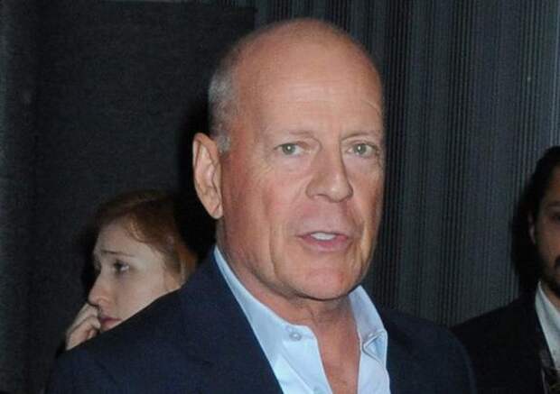 Дочь страдающего деменцией Брюса Уиллиса сообщила, что отец еще узнает ее