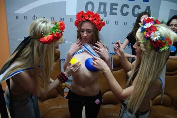 Девушки из «<strong>Femen</strong>» обнажили грудь прямо на Приморском бульваре <strong>...</strong>
