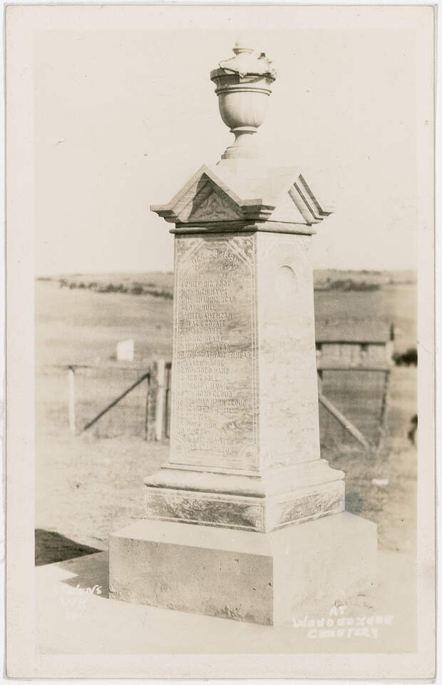 Памятник на кладбище в  Вундед-Ни, сфотографирован к 40-летию произошедших событий. Памятник возведен в 1903 году на месте массового захоронения жертв