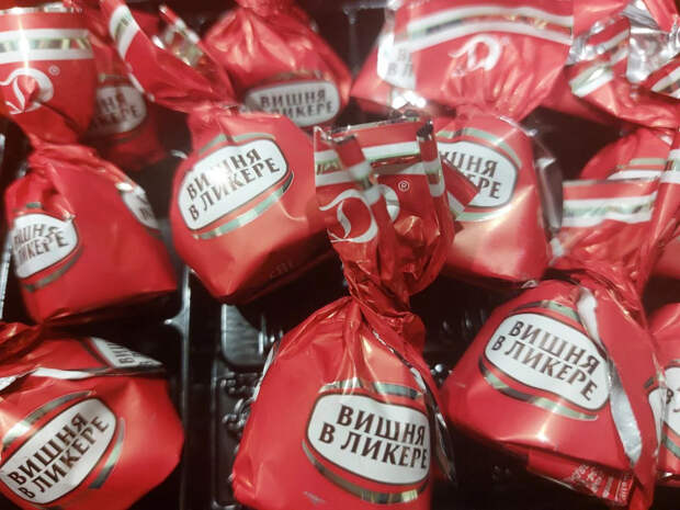 Нельзя даже худым и здоровым: специалист назвал самые вредные конфеты