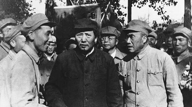 Вступив в юности в марксистский кружок, в 1921 году Мао Цзэдун принял участие в учредительном съезде Коммунистической партии Китая (КПК). Мао считал необходимым выработать особую коммунистическую идеологию для своей страны, ведущая роль в которой отводилась бы крестьянству. В 1927 году КПК взяла курс на вооруженное восстание, однако оно было быстро подавлено властями. Компартия переживала кризис, а ее численность сократилась до 10 тыс. человек