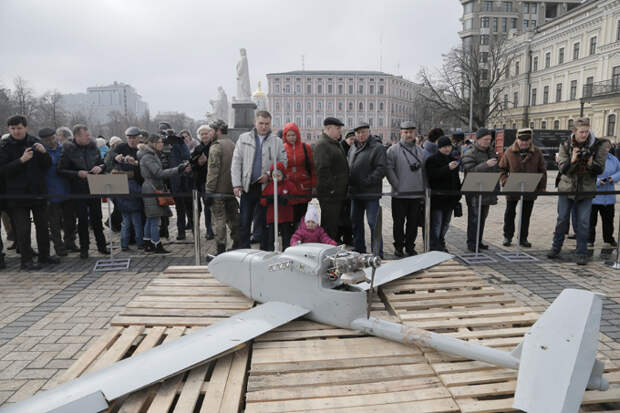 Ржавое шоу Порошенко в Киеве Из образцов оружия выставлен сбитый под городом Счастье Луганской области беспилотный летательный аппарат Гранат-4″, который украинскими силовиками ошибочно идентифицирован как БПЛА типа «Орлан». Состоящий на вооружении российской армии дрон обычно используется для тактической разведки в радиусе 100 километров. Не удивительно, что залетевший на территорию соседнего государства БПЛА, управляемый из России, позволял нашим военным контролировать ситуацию на границе. Согласитесь, это еще не говорит о присутствии войск России в Новороссии. Киев, оружие, Порошенко Ржавое шоу Порошенко в Киеве Из образцов оружия выставлен сбитый под городом Счастье Луганской области беспилотный летательный аппарат Гранат-4″, который украинскими силовиками ошибочно идентифицирован как БПЛА типа «Орлан». Состоящий на вооружении российской армии дрон обычно используется для тактической разведки в радиусе 100 километров. Не удивительно, что залетевший на территорию соседнего государства БПЛА, управляемый из России, позволял нашим военным контролировать ситуацию на границе. Согласитесь, это еще не говорит о присутствии войск России в Новороссии. Киев, оружие, Порошенко