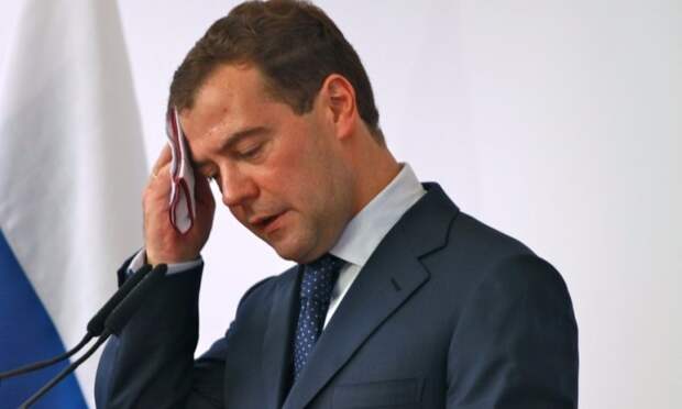 Россияне предлагают снизить до прожиточного минимума зарплату Медведеву