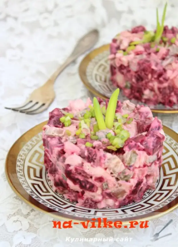 Салат из свеклы с солеными огурцами и яйцом