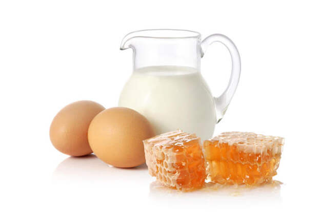 Мед с молоком и яйцом избавят от ночного кашля