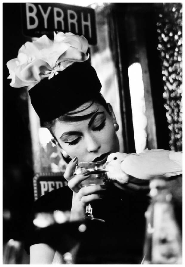 Photo William Klein Mary and Dove at Cafe, Paris (Vogue) 1957.jpg