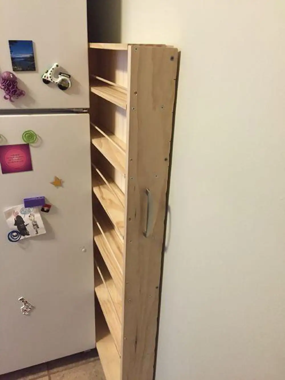 узкий шкаф между стеной и холодильником