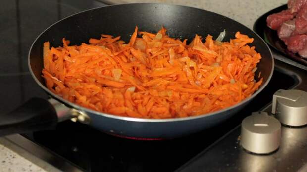 Как потушить капусту с сосисками: рецепты с фото