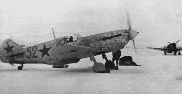 Истребитель ЛаГГ-3 35-й серии старшего лейтенанта Тихона Свиридовича Жучкова (1922 – 1987) из 3-го Гвардейского истребительного авиаполка ВВС Краснознаменного Балтийского флота на аэродроме. Зима 1942 – 1943 гг.