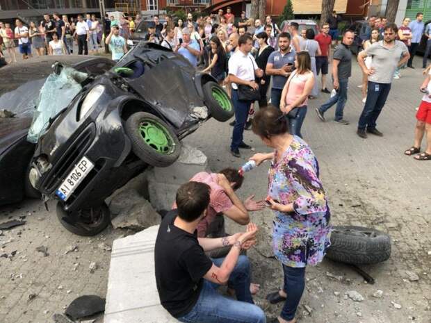 BMW украинского лихача разорвало пополам после столкновения с остановкой и тремя авто