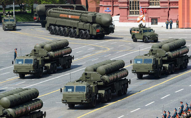 Российская зенитная ракетная система большой и средней дальности С-400 («Триумф»)